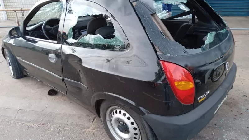 Homem tem ataque de fúria e destrói próprio carro ao ter veículo apreendido