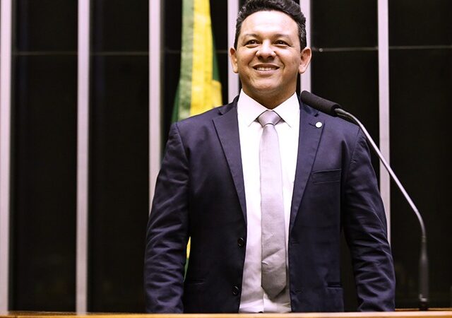 TRE-RR mantém deputado federal inelegível por se promover com entrega de cestas básicas