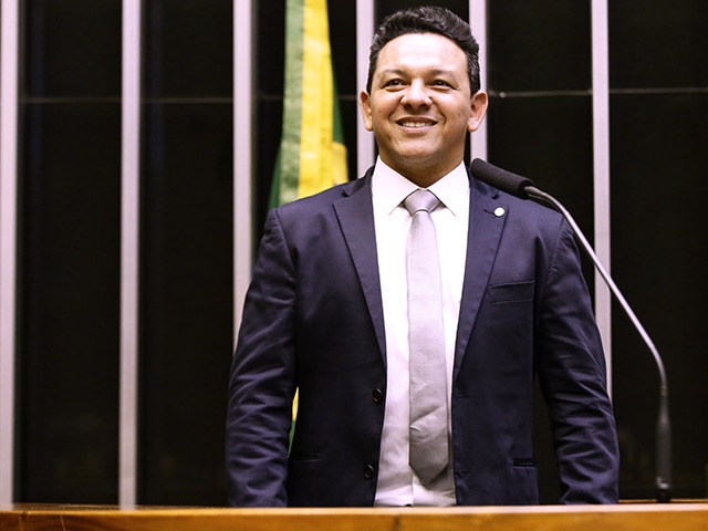 TRE-RR mantém deputado federal inelegível por se promover com entrega de cestas básicas