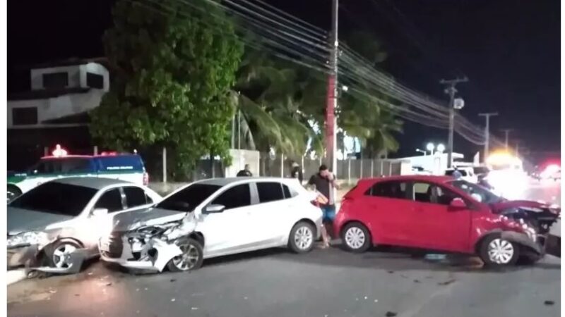 Mulher se fere ao se envolver em acidente de trânsito com três carros