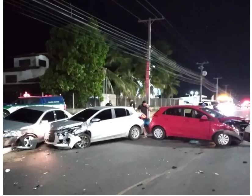 Mulher se fere ao se envolver em acidente de trânsito com três carros