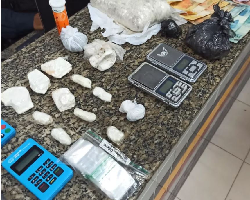 Quadrilha é detida com tijolo de maconha escondido em bolsa de bebê