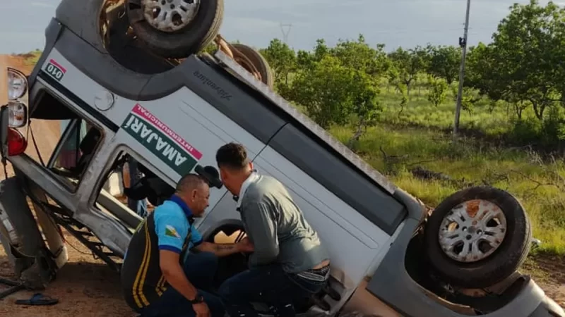 Homem morre e outras três pessoas ficam feridas em capotamento de táxi