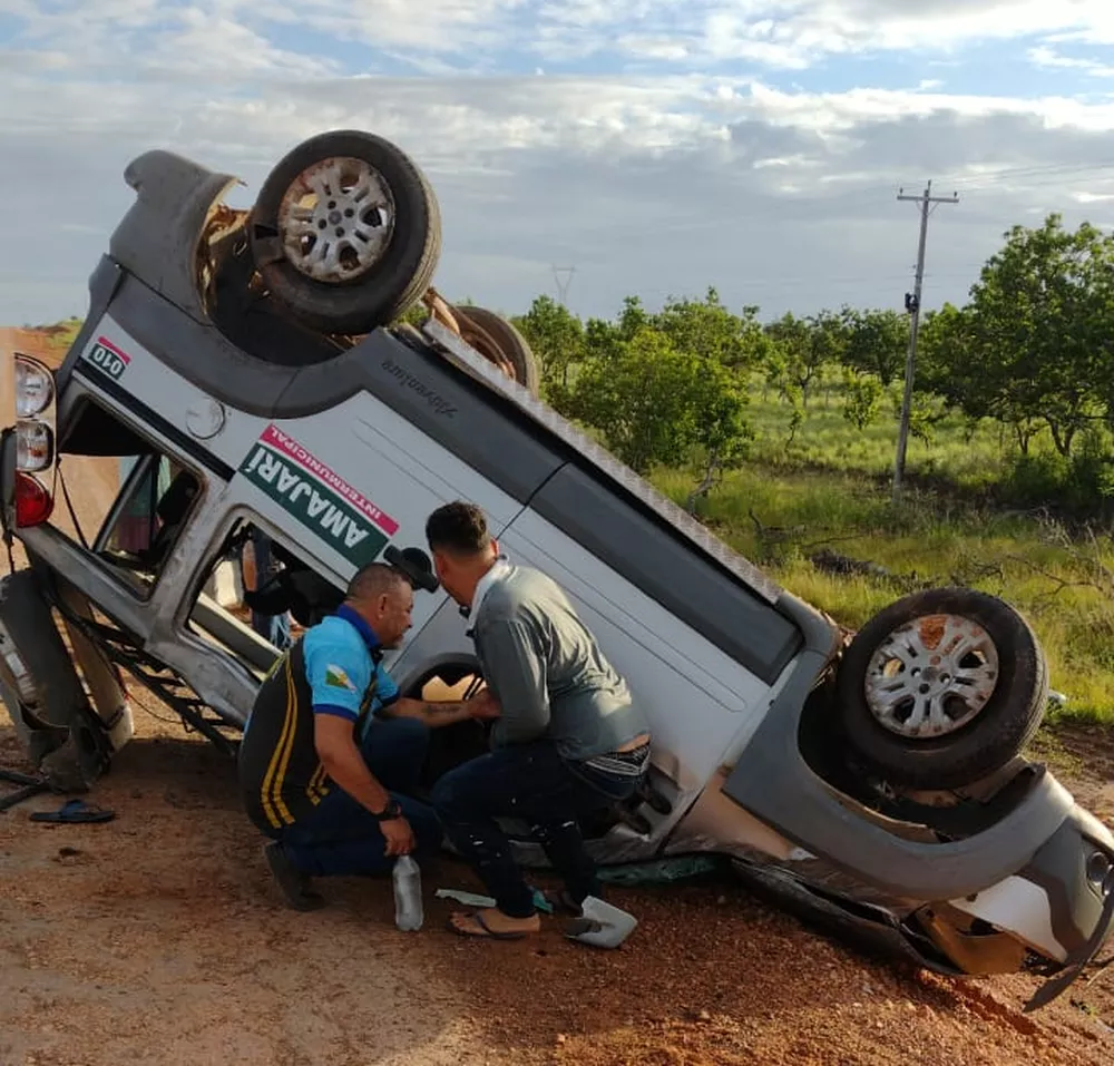 Homem morre e outras três pessoas ficam feridas em capotamento de táxi