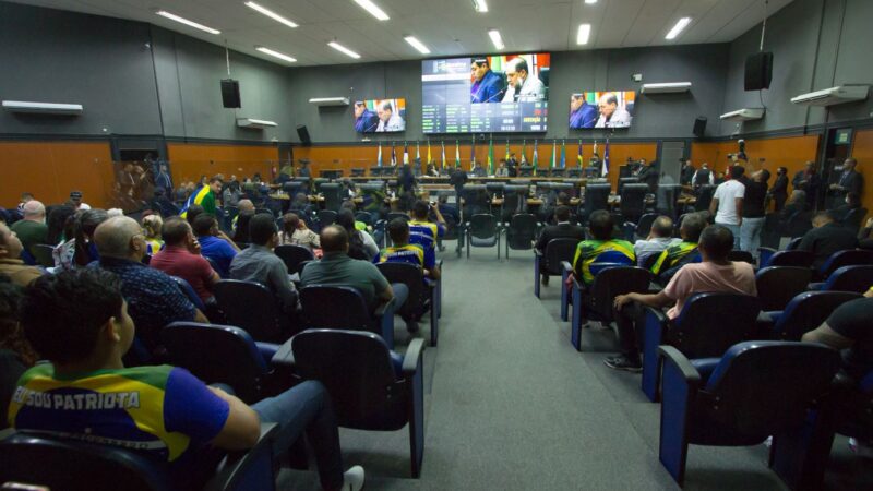 Deputados aprovam Proposta de Emenda à Constituição e Projeto de Lei Complementar em sessão plenária