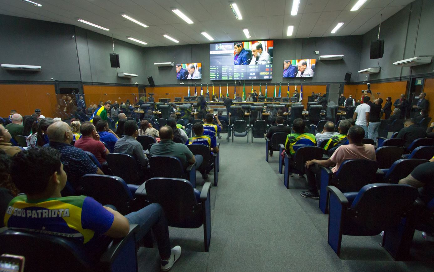 Deputados aprovam Proposta de Emenda à Constituição e Projeto de Lei Complementar em sessão plenária