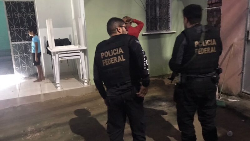 Polícia Federal cumpre 43 mandados em operação contra facção criminosa