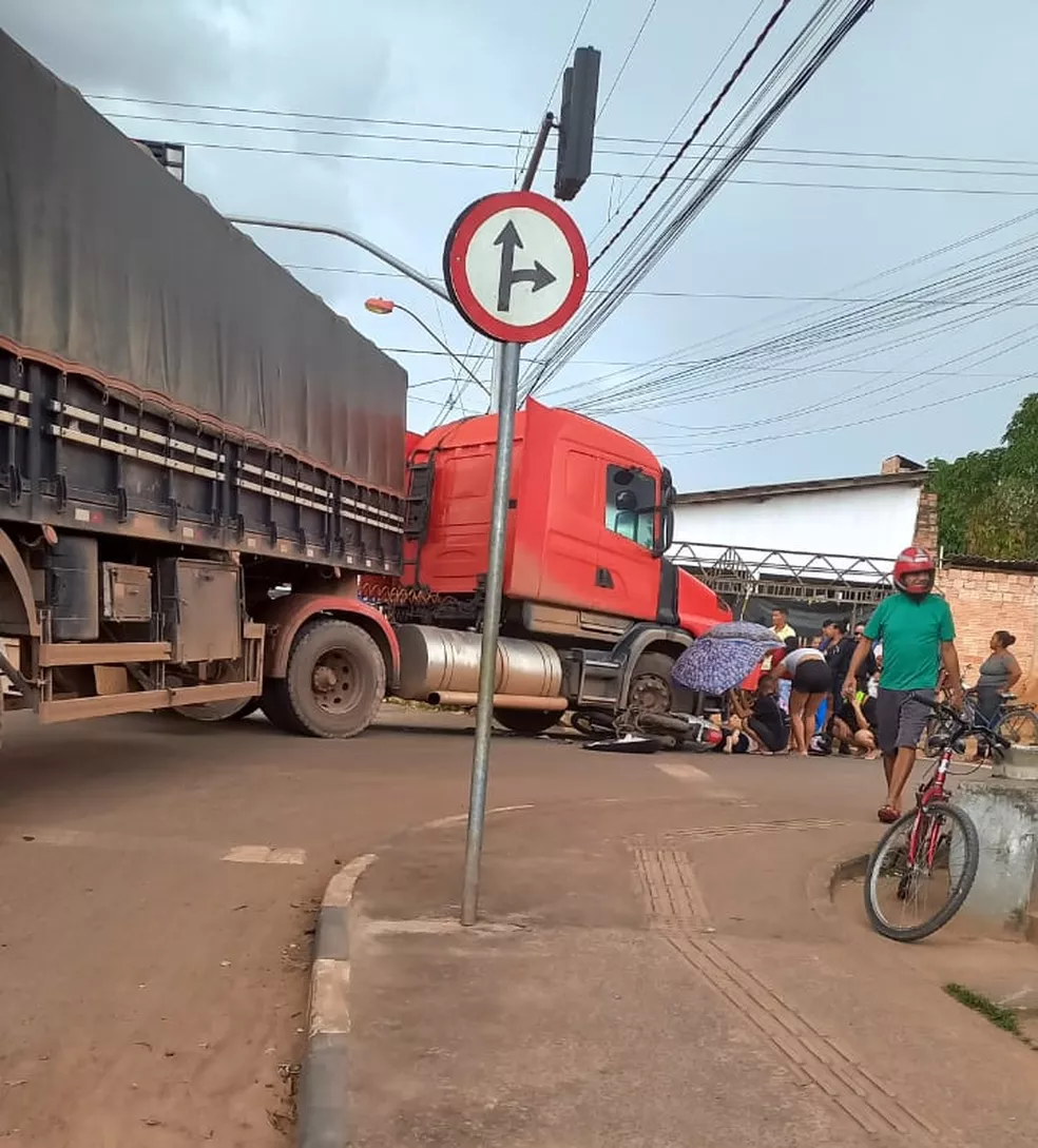 Jovem fica ferida após batida entre motocicleta e carreta