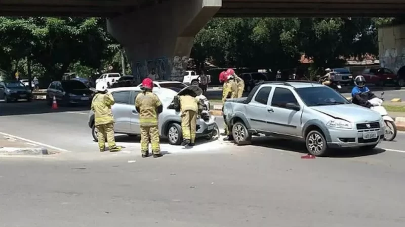 Carro pega fogo e jovem fica ferida após acidente entre três veículos