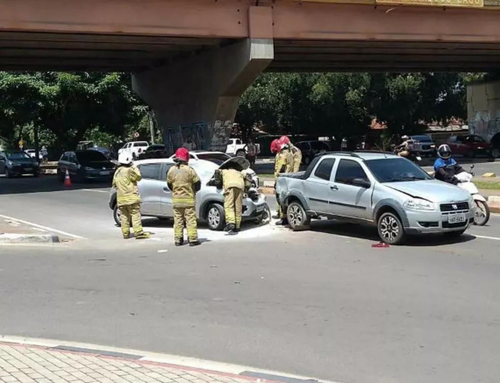 Carro pega fogo e jovem fica ferida após acidente entre três veículos