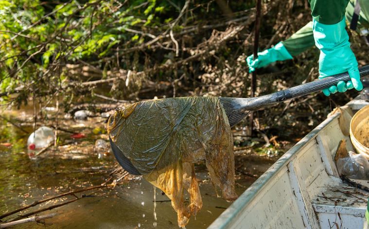 Mais de 600 quilos de lixo são retirados todos os dias das margens do rio Branco, balneários e igarapés de Boa Vista