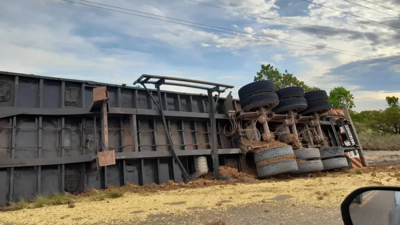 Caminhão com 50 toneladas de soja tomba em estrada estadual