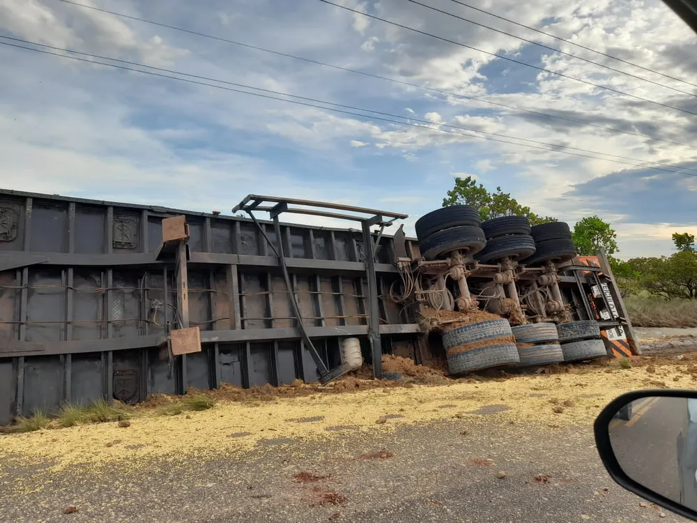 Caminhão com 50 toneladas de soja tomba em estrada estadual