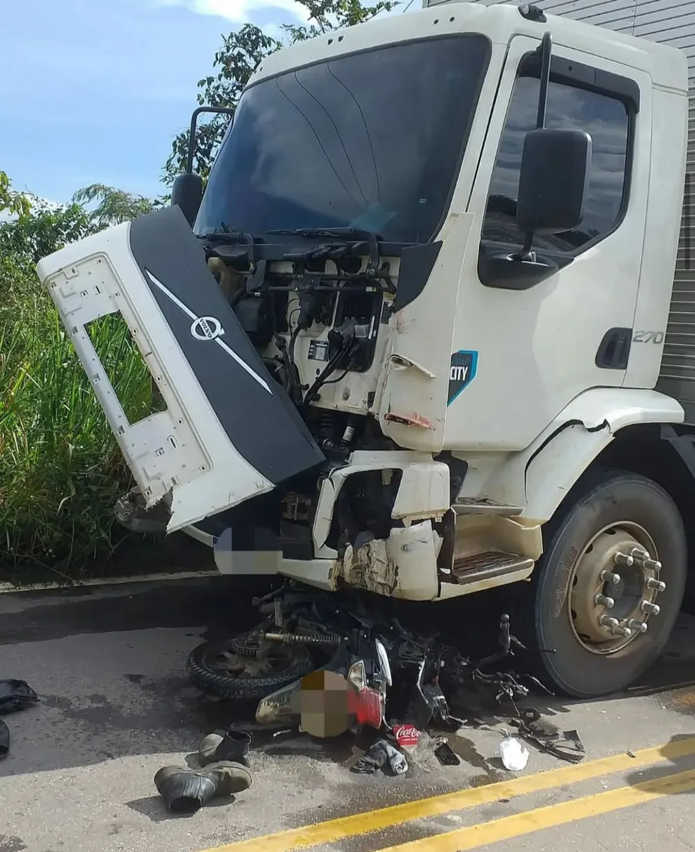 Homem morre após colidir motocicleta com caminhão em rodovia