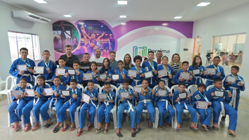 Alunos de jiu-jitsu do Centro de Convivência são homenageados por participação em campeonato