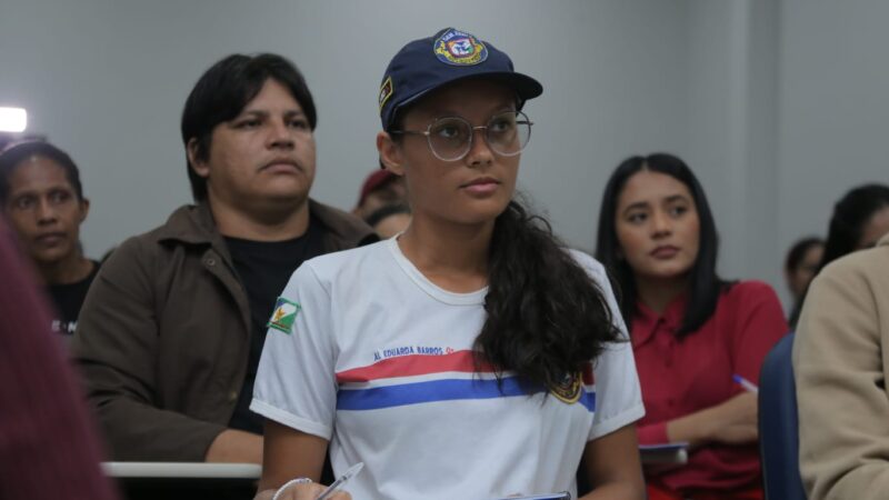 Alunos da Escolegis assistem à palestra do Procon sobre direito do consumidor