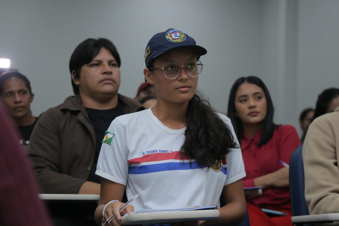 Alunos da Escolegis assistem à palestra do Procon sobre direito do consumidor