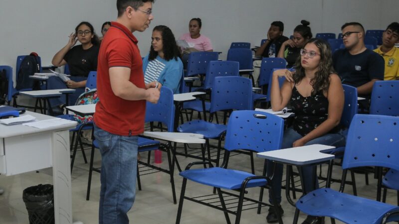 Estudantes se preparam para Enem e vestibular com intensivo gratuito da Escolegis