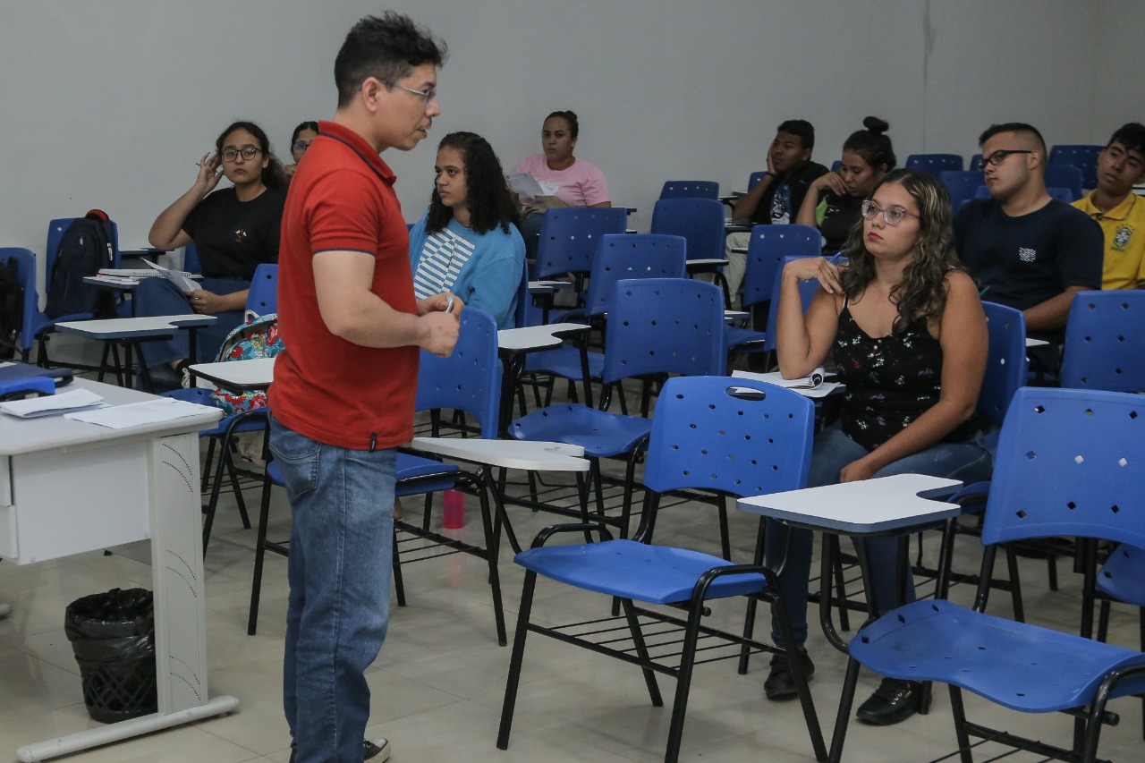 Estudantes se preparam para Enem e vestibular com intensivo gratuito da Escolegis