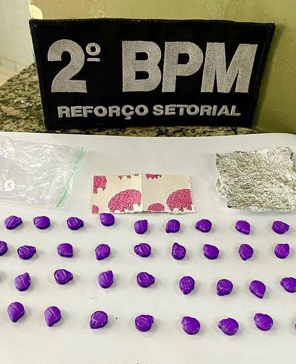 Foragido é preso com mais de 40 comprimidos de ecstasy e LSD