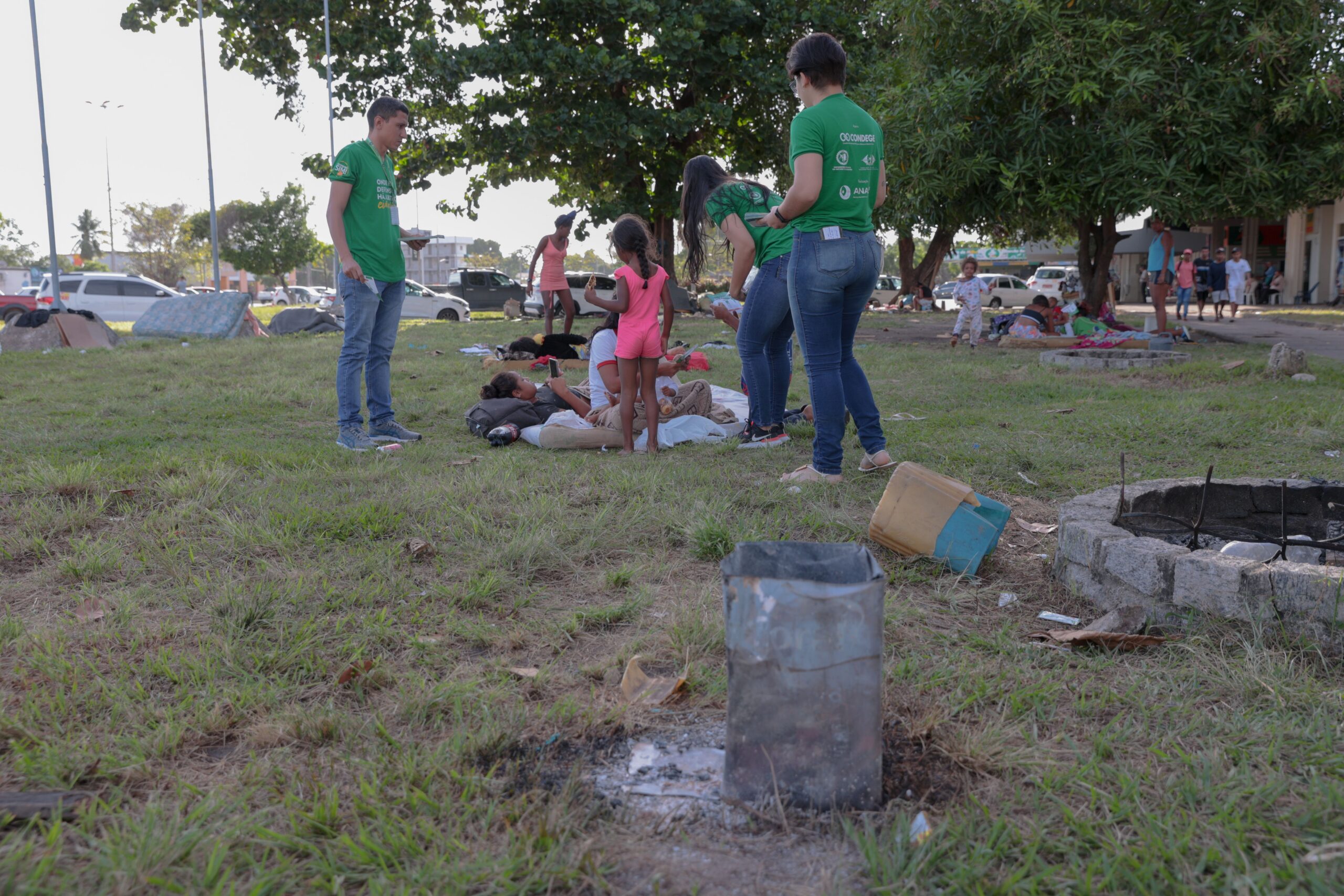 DPE-RR distribui panfletos informativos sobre vacina contra poliomielite para migrantes venezuelanos