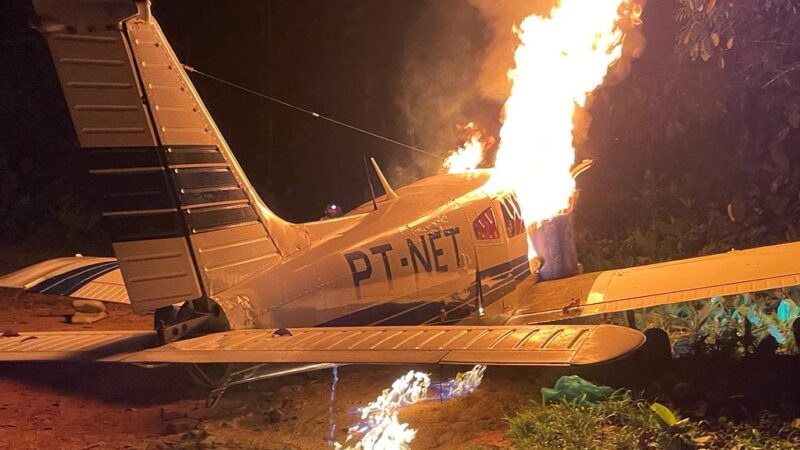 Aeronave é destruída e pilotos são presos em pista ilegal de garimpo na terra Yanomami