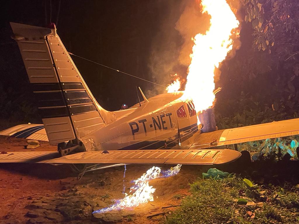 Aeronave é destruída e pilotos são presos em pista ilegal de garimpo na terra Yanomami