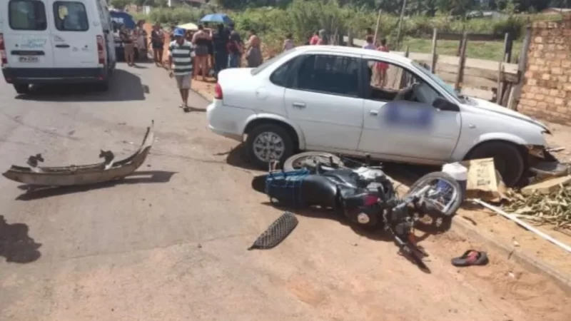 Motociclista fica gravemente ferido após bater de frente com taxi-lotação