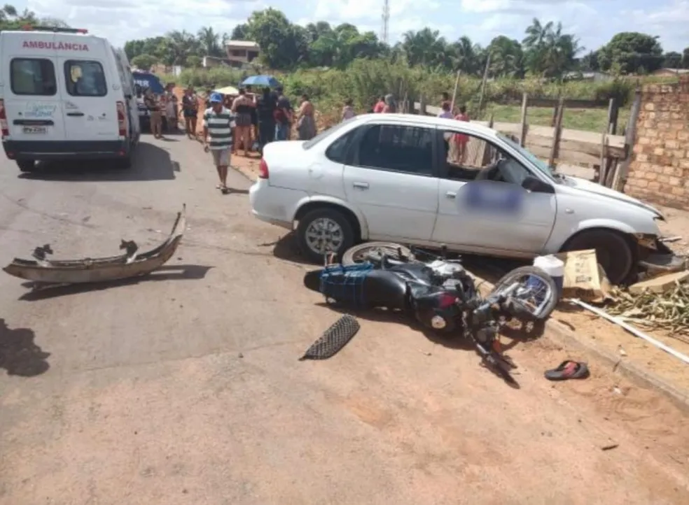 Motociclista fica gravemente ferido após bater de frente com taxi-lotação