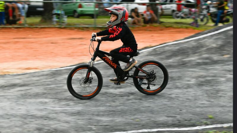 Com pista revitalizada, atletas dão show de velocidade e técnica em primeira corrida do ano