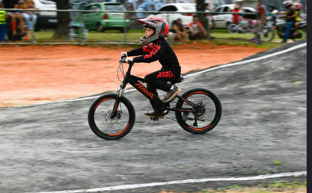 Com pista revitalizada, atletas dão show de velocidade e técnica em primeira corrida do ano