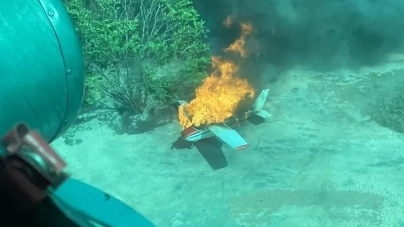 Avião usado por garimpeiros é destruído pela FAB e Ibama após fechamento de espaço aéreo na Terra Yanomami