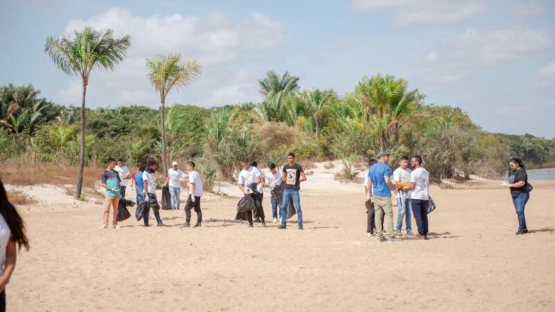 Jovens do Projeto Crescer dão bons exemplos durante ação de limpeza na Praia do Curupira