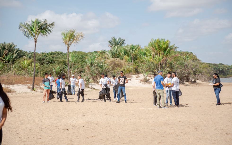 Jovens do Projeto Crescer dão bons exemplos durante ação de limpeza na Praia do Curupira