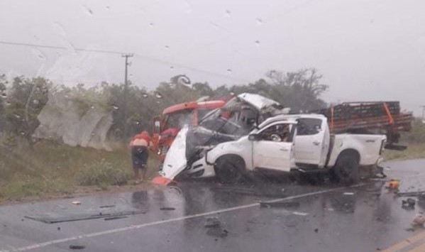 Acidente entre caminhão e picape deixa três mortos no interior de Roraima