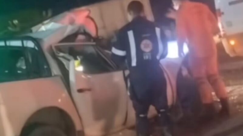 Homem morre após picape bater em carreta no Centenário; motorista e outros dois passageiros ficam feridos