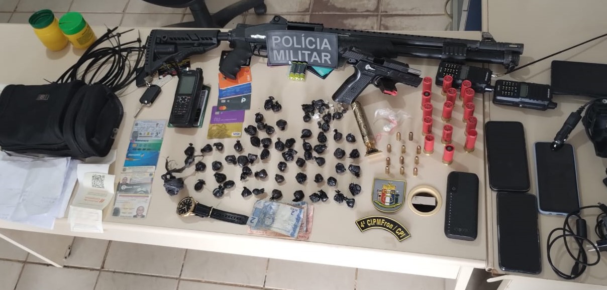 PM em Mucajaí apreende drogas, armas e munições após perseguição e troca de tiros com suspeitos de roubar veículo