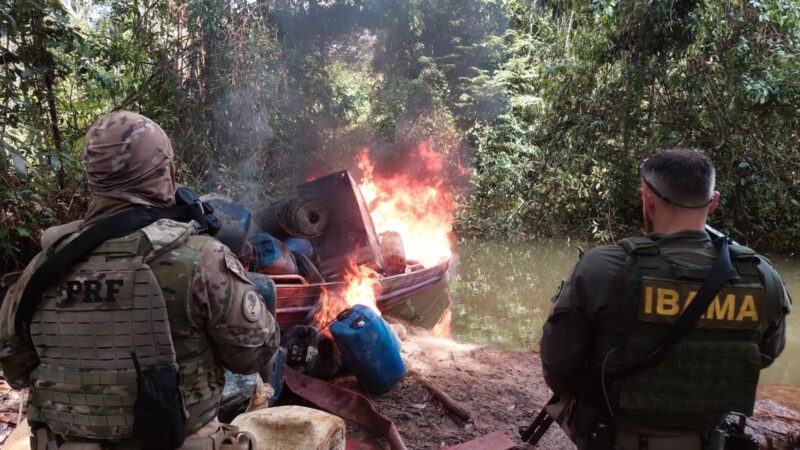 Ibama queima acampamento, aviões e barcos de garimpeiros ilegais; região teve conflito com morte de três indígenas