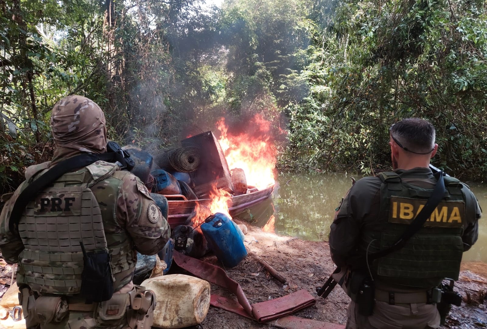 Ibama queima acampamento, aviões e barcos de garimpeiros ilegais; região teve conflito com morte de três indígenas