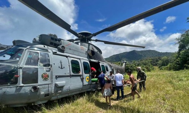 Helicóptero da Marinha resgata idosa Yanomami com sintomas de tuberculose, malária e anemia grave