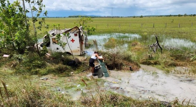 Ambulância da Operação Acolhida capota na zona rural de Boa Vista após pneu estourar e deixa quatro militares feridos