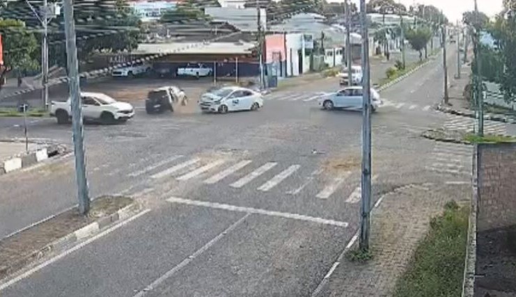 Vídeo mostra carro avançando cruzamento e causando acidente em avenida de Boa Vista