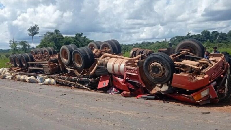 Duas pessoas morrem após carreta com carga de castanhas capotar numa curva em São João da Baliza, Sul de Roraima