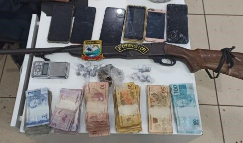 Polícia encontra espingarda, celulares e dinheiro com três jovens presos por furto no interior de Roraima