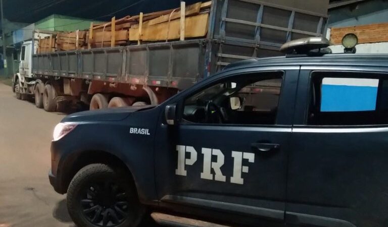 Policiais rodoviários federais apreendem carreta com 20 metros cúbicos de madeira ilegal no Sul de Roraima