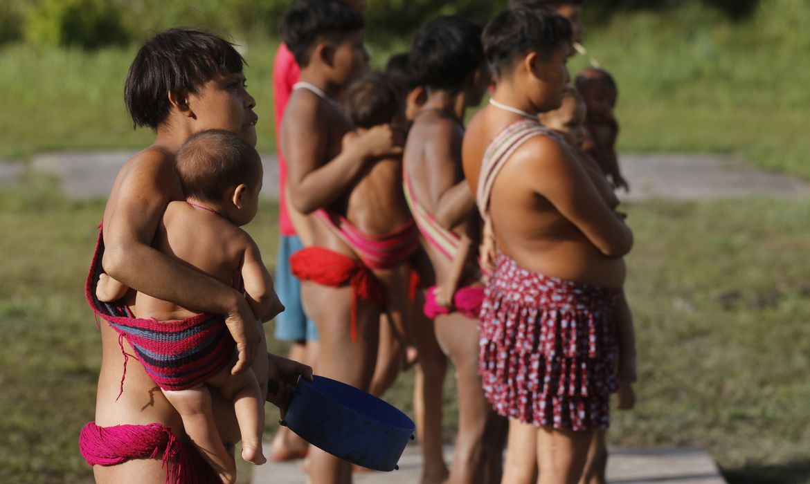 Após críticas de que relatório ‘dá mais atenção a traficantes que atuam na Venezuela’, Comissão Yanomami entra em acordo e aprova documento