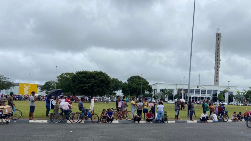 Milhares de brasileiros e venezuelanos fazem fila quilométrica para receber salsichas doadas por empresa impedida de exportar para Venezuela