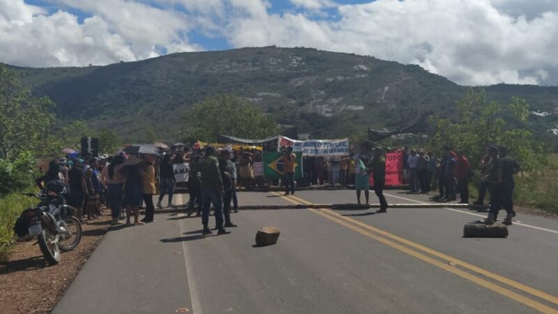 Em protesto contra marco temporal, indígenas interditam trecho da BR-174 em Pacaraima, região Sul de Roraima