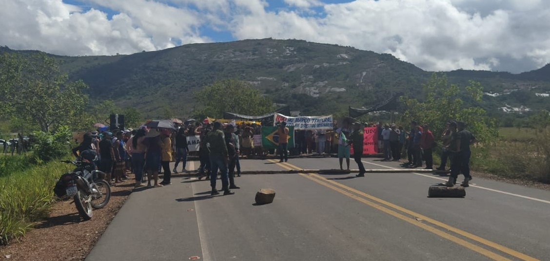 Em protesto contra marco temporal, indígenas interditam trecho da BR-174 em Pacaraima, região Sul de Roraima