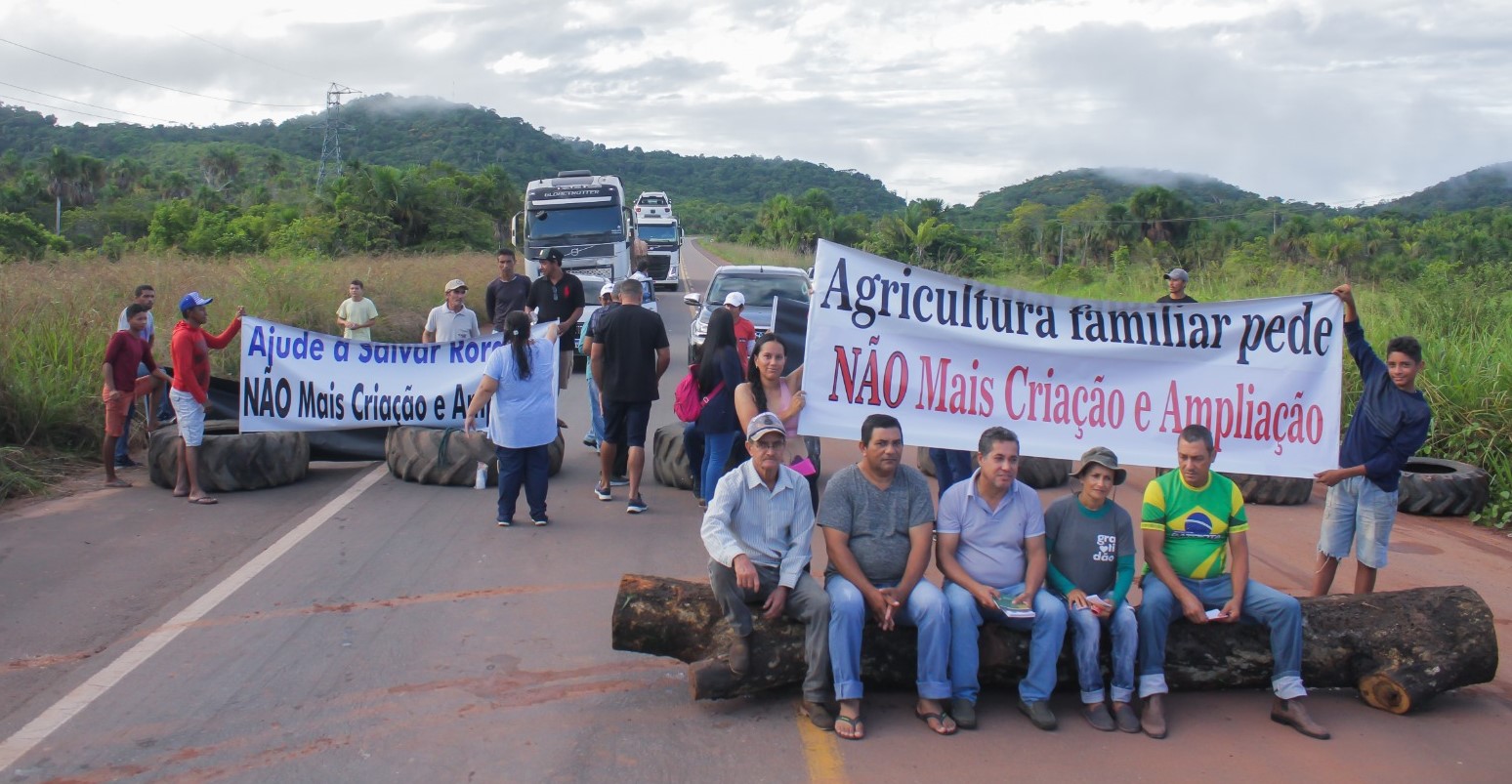 Moradores de Caracaraí bloqueiam trecho da BR-174 em protesto contra ampliação do Parque Nacional do Viruá